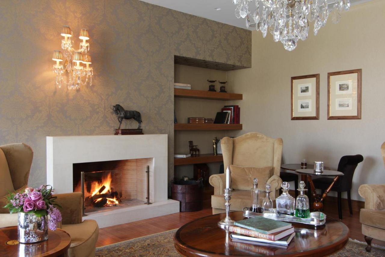 Hotel Du Lac Congress Center & Spa อิโออันนินา ภายนอก รูปภาพ A fireplace in a living room