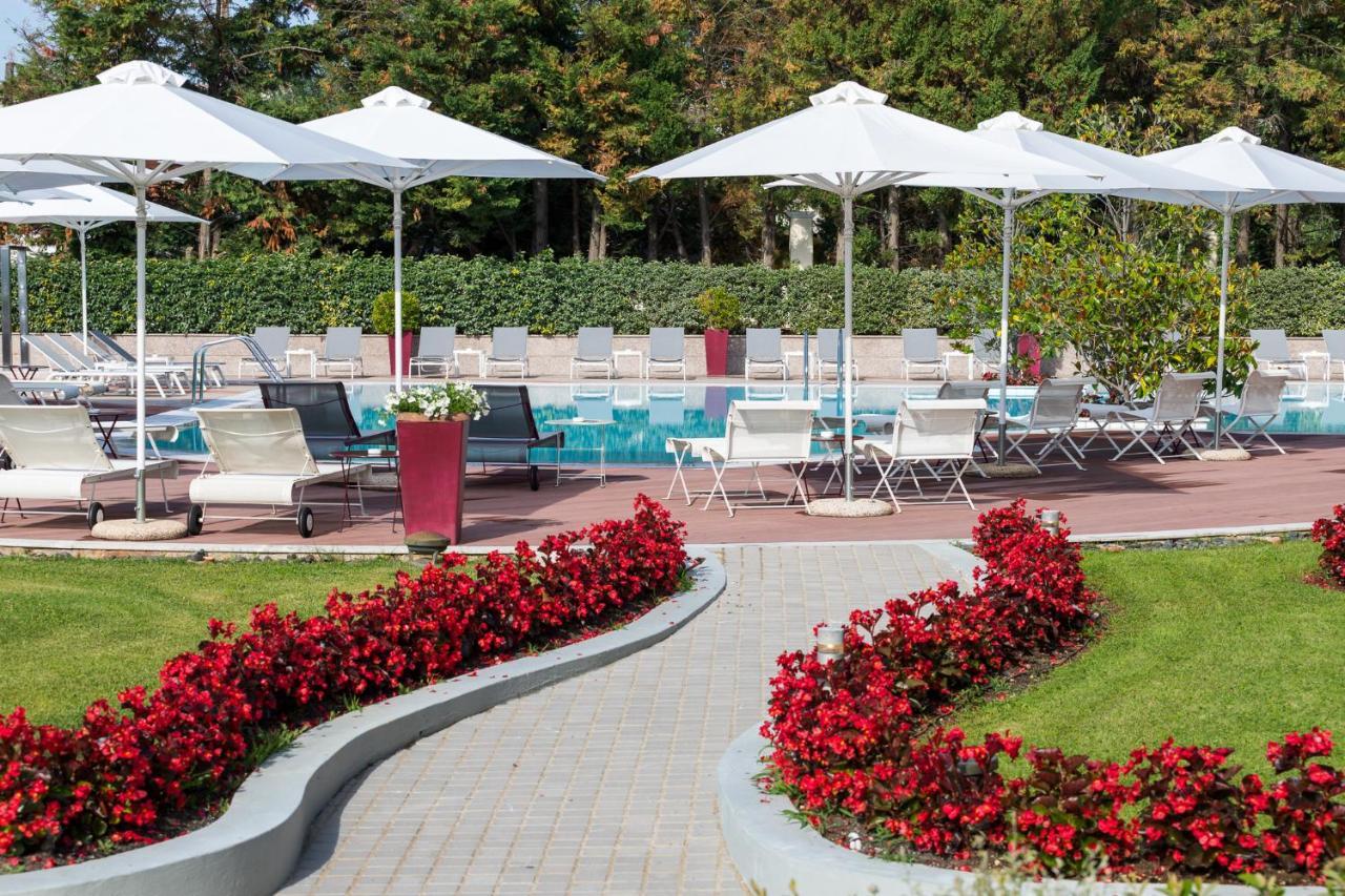 Hotel Du Lac Congress Center & Spa อิโออันนินา ภายนอก รูปภาพ The swimming pool at the hotel