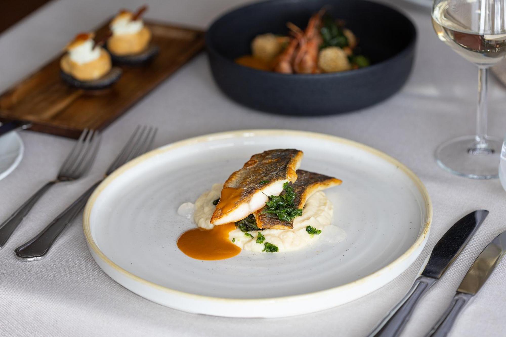 Hotel Du Lac Congress Center & Spa อิโออันนินา ภายนอก รูปภาพ A meal at the restaurant