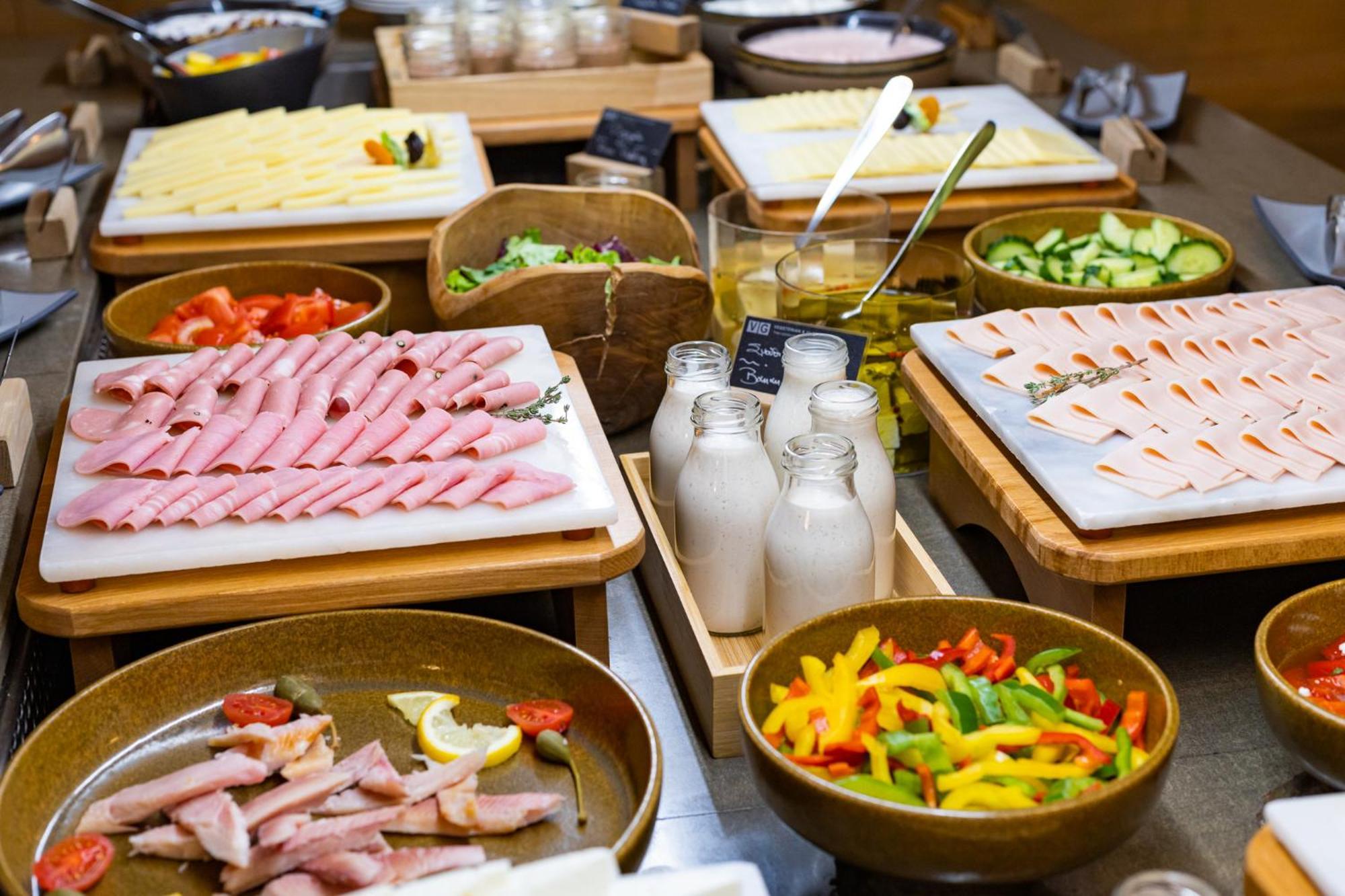 Hotel Du Lac Congress Center & Spa อิโออันนินา ภายนอก รูปภาพ A buffet at a hotel