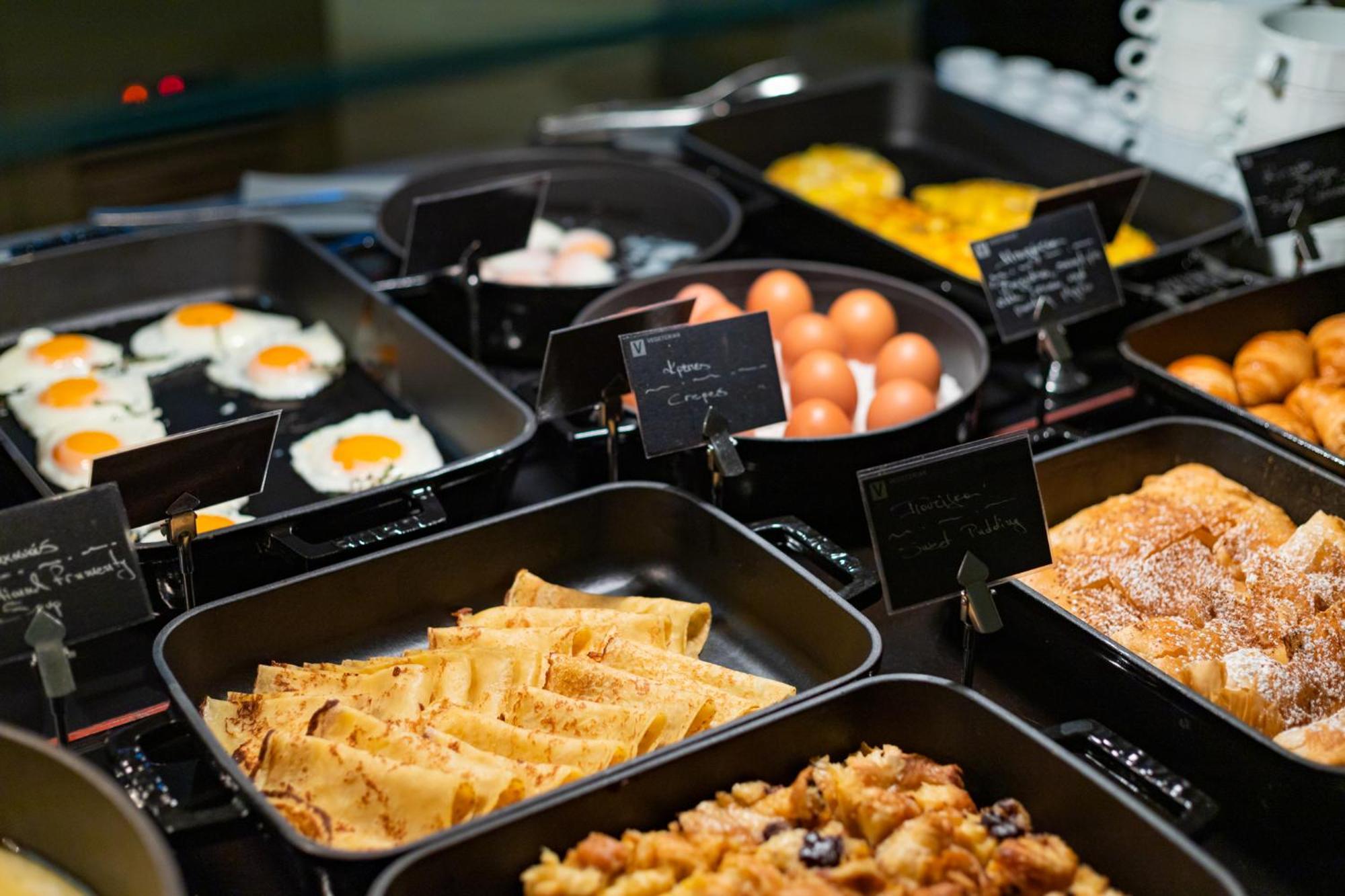 Hotel Du Lac Congress Center & Spa อิโออันนินา ภายนอก รูปภาพ A breakfast buffet
