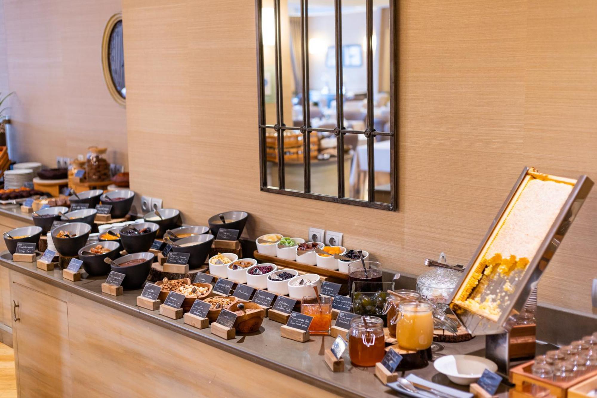 Hotel Du Lac Congress Center & Spa อิโออันนินา ภายนอก รูปภาพ A buffet at a hotel