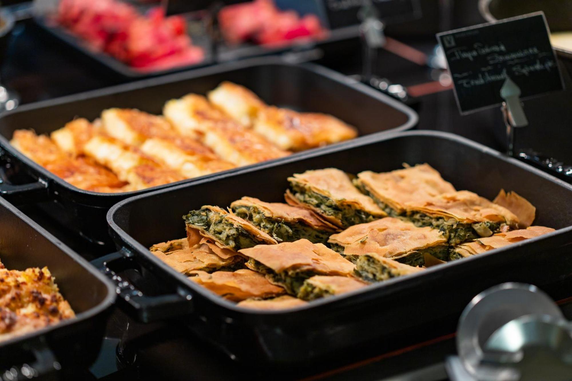 Hotel Du Lac Congress Center & Spa อิโออันนินา ภายนอก รูปภาพ A selection of food at a buffet