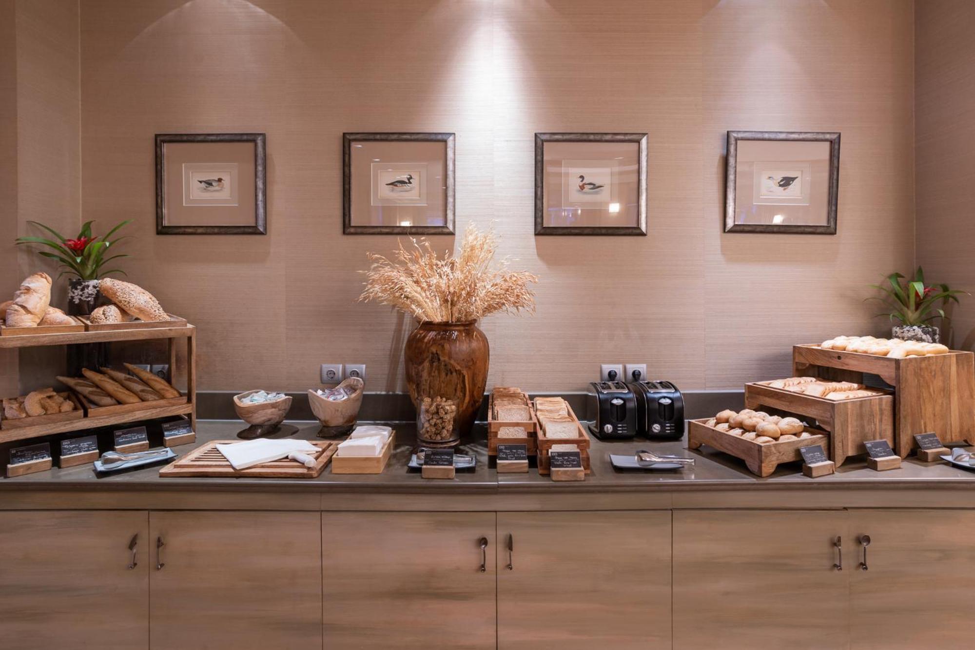 Hotel Du Lac Congress Center & Spa อิโออันนินา ภายนอก รูปภาพ The buffet at the lounge