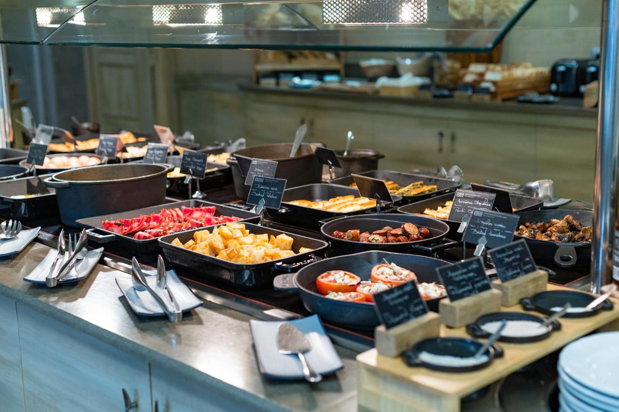 Hotel Du Lac Congress Center & Spa อิโออันนินา ภายนอก รูปภาพ A buffet at a hotel