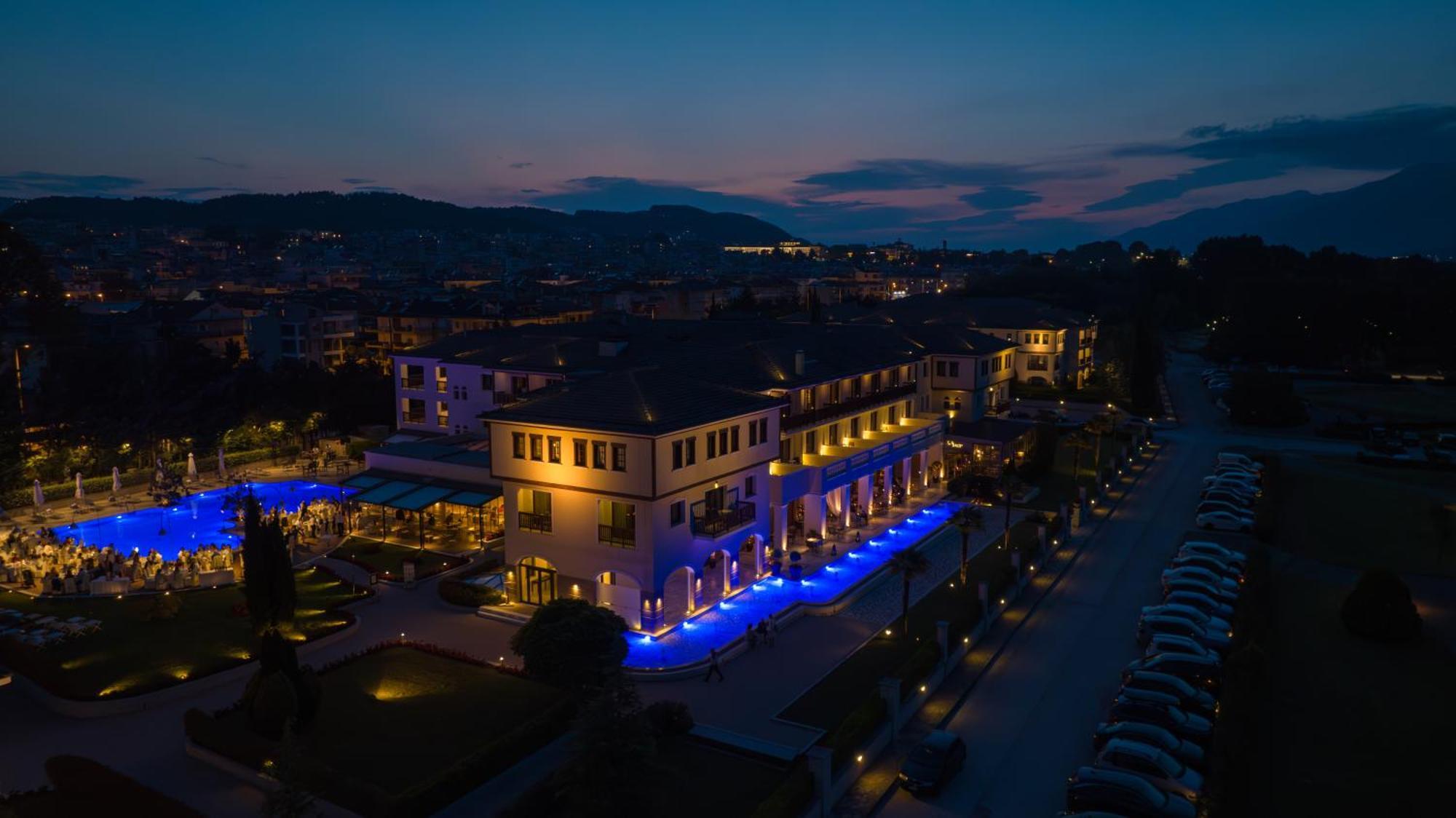 Hotel Du Lac Congress Center & Spa อิโออันนินา ภายนอก รูปภาพ The hotel at night