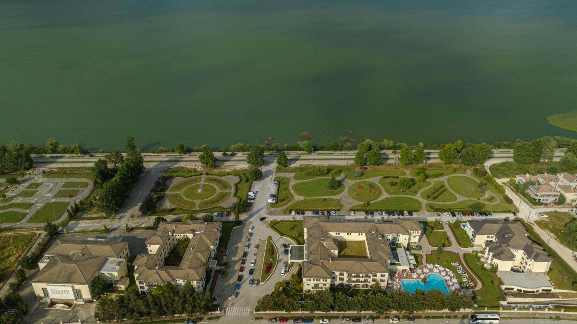 Hotel Du Lac Congress Center & Spa อิโออันนินา ภายนอก รูปภาพ Aerial view of the lake