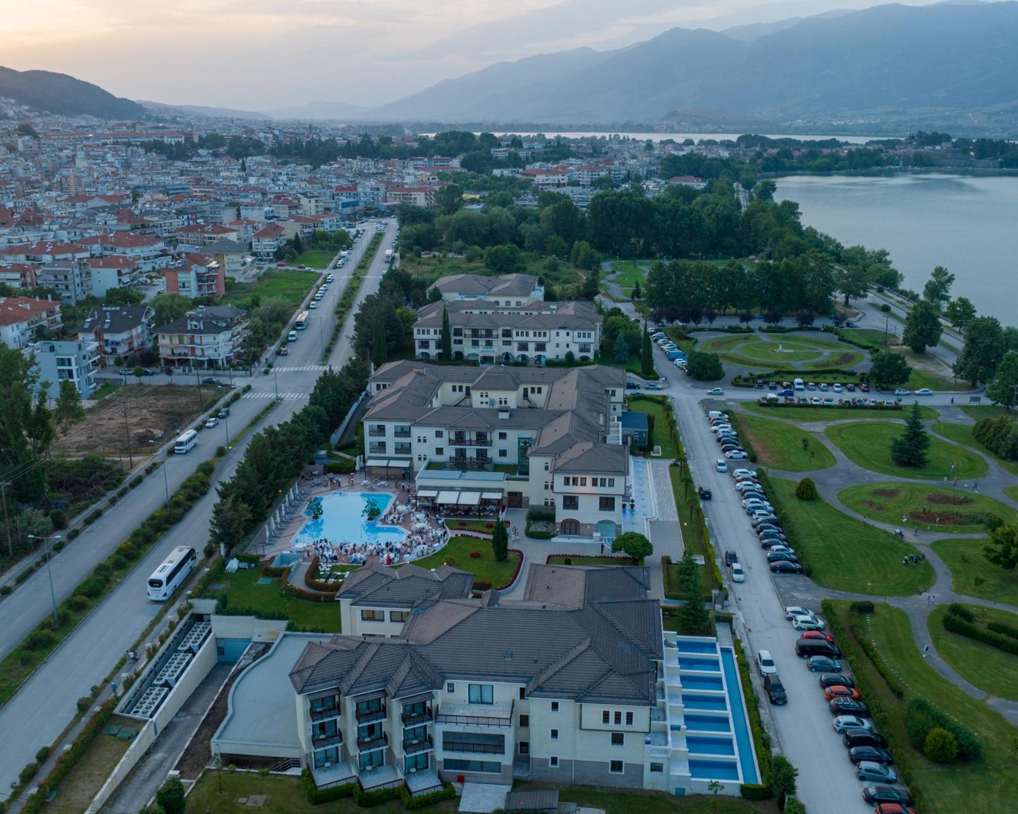 Hotel Du Lac Congress Center & Spa อิโออันนินา ภายนอก รูปภาพ Aerial view of the complex